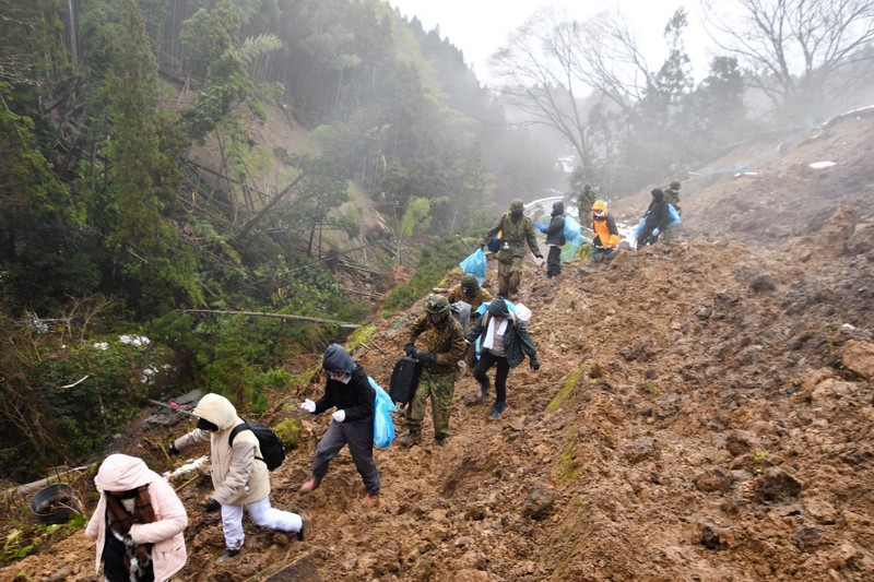 Penduduk setempat dievakuasi, dengan bantuan tentara Pasukan Bela Diri Jepang, dari daerah yang terisolasi akibat gempa bumi di Wajima, prefektur Ishikawa, Jepang 3 Januari 2024, dalam foto selebaran yang dirilis oleh Kantor Staf Gabungan Kementerian Pertahanan Jepang. Penduduk setempat dievakuasi, dengan bantuan tentara Pasukan Bela Diri Jepang, dari daerah yang terisolasi akibat gempa bumi di Wajima, prefektur Ishikawa, Jepang 3 Januari 2024, dalam foto selebaran yang dirilis oleh Kantor Staf Gabungan Kementerian Pertahanan Jepang. (Kantor Staf Gabungan Kementerian Pertahanan Jepang/HANDOUT via REUTERS)