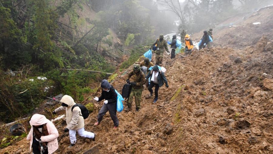 Penduduk setempat dievakuasi, dengan bantuan tentara Pasukan Bela Diri Jepang, dari daerah yang terisolasi akibat gempa bumi di Wajima, prefektur Ishikawa, Jepang 3 Januari 2024, dalam foto selebaran yang dirilis oleh Kantor Staf Gabungan Kementerian Pertahanan Jepang. (Kantor Staf Gabungan Kementerian Pertahanan Jepang/HANDOUT via REUTERS)
