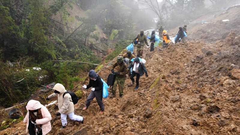 Penduduk setempat dievakuasi, dengan bantuan tentara Pasukan Bela Diri Jepang, dari daerah yang terisolasi akibat gempa bumi di Wajima, prefektur Ishikawa, Jepang 3 Januari 2024, dalam foto selebaran yang dirilis oleh Kantor Staf Gabungan Kementerian Pertahanan Jepang. (Kantor Staf Gabungan Kementerian Pertahanan Jepang/HANDOUT via REUTERS)