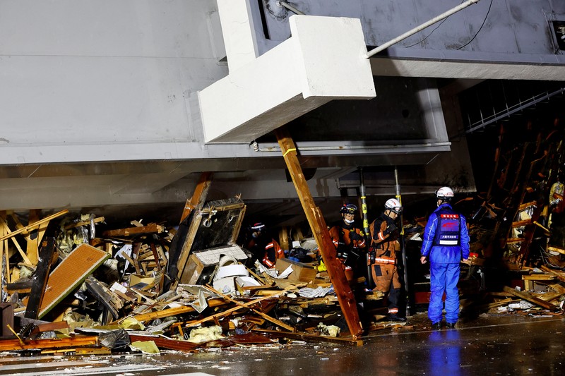 Seorang pria berjalan di sepanjang Jalan Asaichi-dori yang terbakar akibat gempa bumi, di Wajima, Jepang, 4 Januari 2024. (REUTERS/Kim Kyung-Hoon)