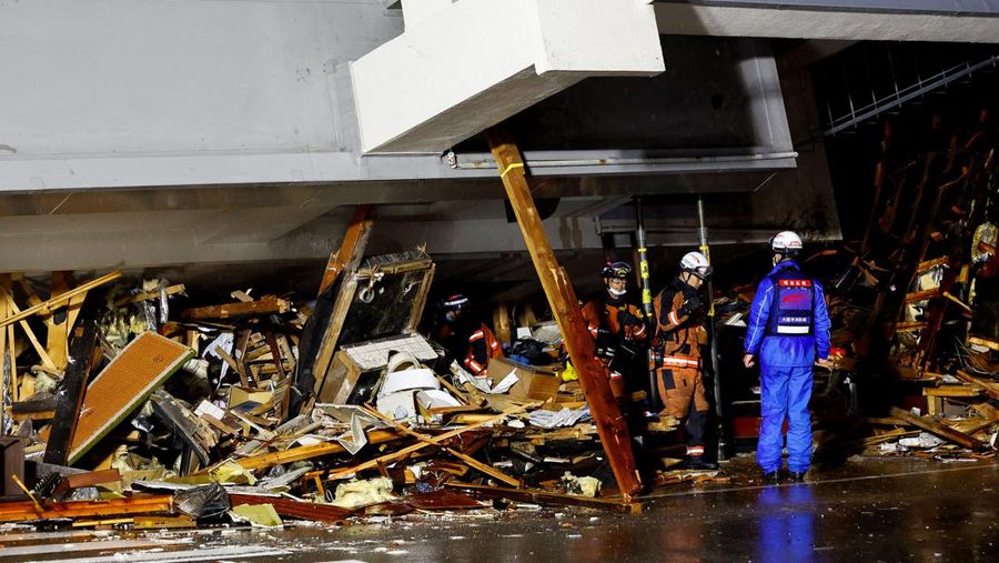 Petugas penyelamat mencari korban di gedung yang runtuh, menyusul gempa bumi di Wajima, prefektur Ishikawa, Jepang, 3 Januari 2024. (REUTERS/Kim Kyung-Hoon)