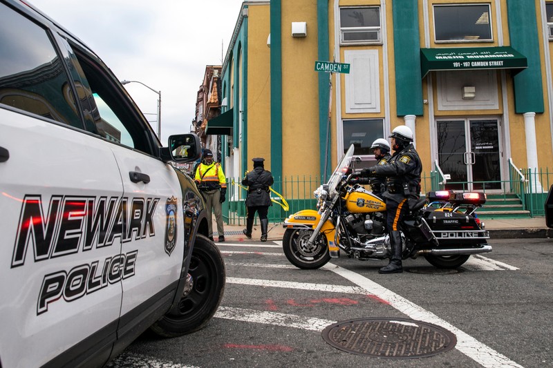 Petugas Polisi Newark berjaga di luar Masjid Muhammad-Newark menyusul penembakan Imam Hassan Sharif di Newark, New Jersey, AS, 3 Januari 2024. (REUTERS/Eduardo Munoz)