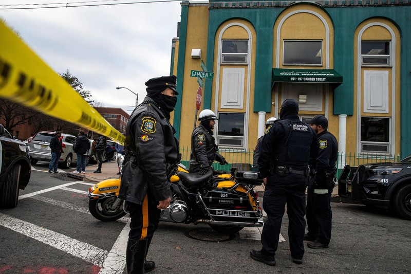 Petugas Polisi Newark berjaga di luar Masjid Muhammad-Newark menyusul penembakan Imam Hassan Sharif di Newark, New Jersey, AS, 3 Januari 2024. (REUTERS/Eduardo Munoz)