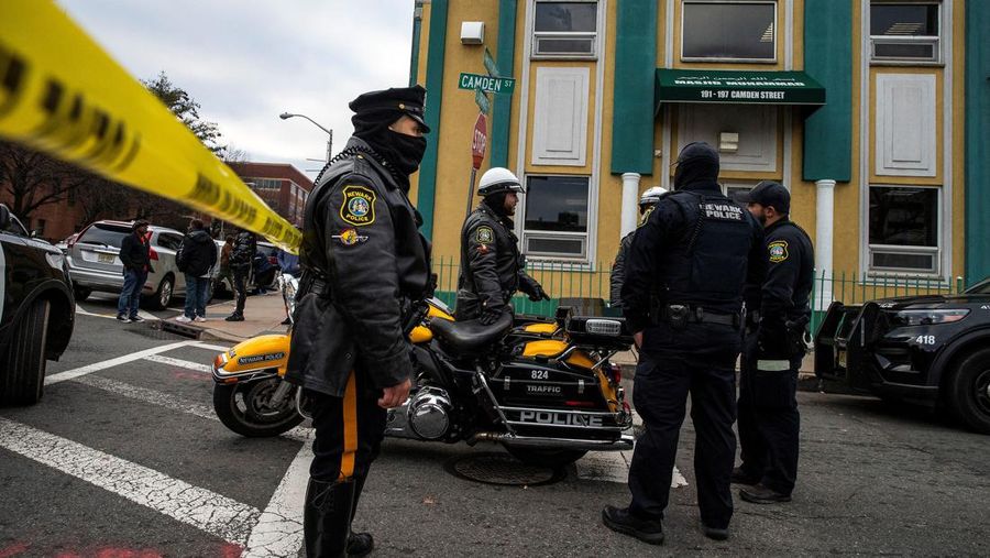 Petugas Polisi Newark berjaga di luar Masjid Muhammad-Newark menyusul penembakan Imam Hassan Sharif di Newark, New Jersey, AS, 3 Januari 2024. (REUTERS/Eduardo Munoz)