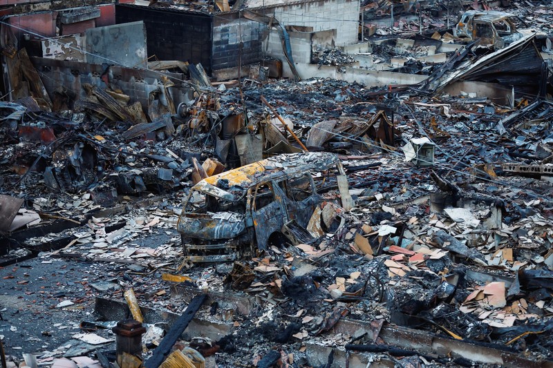 Seorang pria berjalan di sepanjang Jalan Asaichi-dori yang terbakar akibat gempa bumi, di Wajima, Jepang, 4 Januari 2024. Seorang pria berjalan di sepanjang Jalan Asaichi-dori yang terbakar akibat gempa bumi, di Wajima, Jepang, 4 Januari 2024. (REUTERS/Kim Kyung-Hoon)