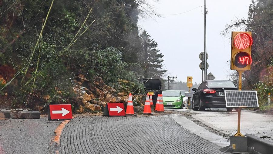 Penduduk setempat dievakuasi, dengan bantuan tentara Pasukan Bela Diri Jepang, dari daerah yang terisolasi akibat gempa bumi di Wajima, prefektur Ishikawa, Jepang 3 Januari 2024, dalam foto selebaran yang dirilis oleh Kantor Staf Gabungan Kementerian Pertahanan Jepang. (Kantor Staf Gabungan Kementerian Pertahanan Jepang/HANDOUT via REUTERS)