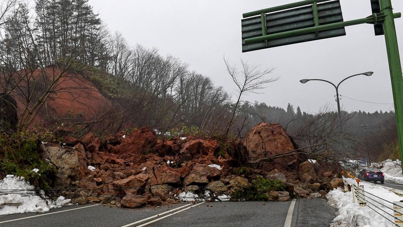 Penduduk setempat dievakuasi, dengan bantuan tentara Pasukan Bela Diri Jepang, dari daerah yang terisolasi akibat gempa bumi di Wajima, prefektur Ishikawa, Jepang 3 Januari 2024, dalam foto selebaran yang dirilis oleh Kantor Staf Gabungan Kementerian Pertahanan Jepang. (Kantor Staf Gabungan Kementerian Pertahanan Jepang/HANDOUT via REUTERS)
