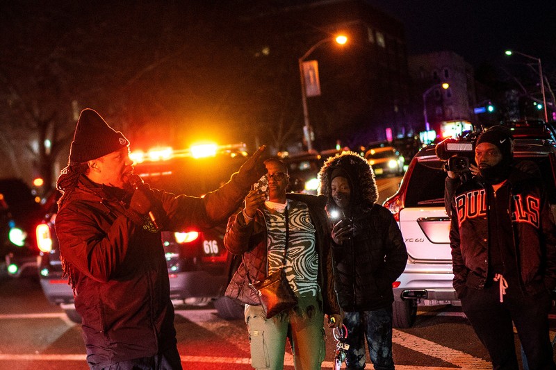 Petugas Polisi Newark berjaga di luar Masjid Muhammad-Newark menyusul penembakan Imam Hassan Sharif di Newark, New Jersey, AS, 3 Januari 2024. (REUTERS/Eduardo Munoz)