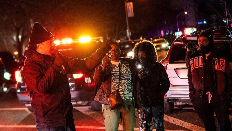 Petugas Polisi Newark berjaga di luar Masjid Muhammad-Newark menyusul penembakan Imam Hassan Sharif di Newark, New Jersey, AS, 3 Januari 2024. (REUTERS/Eduardo Munoz)
