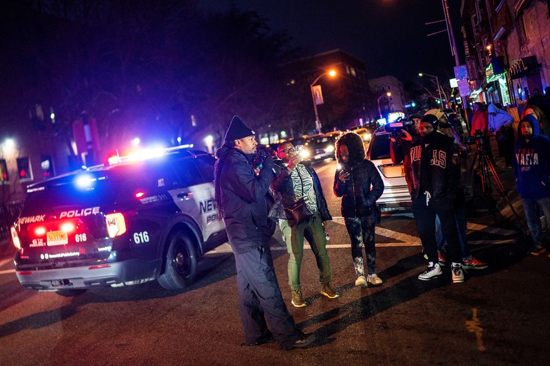 Petugas Polisi Newark berjaga di luar Masjid Muhammad-Newark menyusul penembakan Imam Hassan Sharif di Newark, New Jersey, AS, 3 Januari 2024. (REUTERS/Eduardo Munoz)