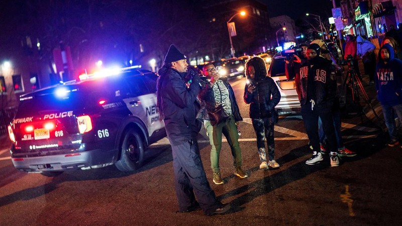 Petugas Polisi Newark berjaga di luar Masjid Muhammad-Newark menyusul penembakan Imam Hassan Sharif di Newark, New Jersey, AS, 3 Januari 2024. (REUTERS/Eduardo Munoz)