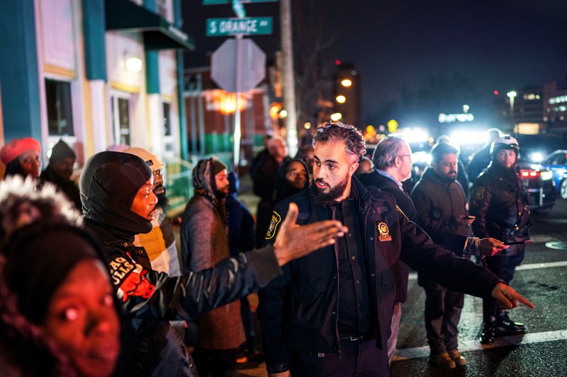 Petugas Polisi Newark berjaga di luar Masjid Muhammad-Newark menyusul penembakan Imam Hassan Sharif di Newark, New Jersey, AS, 3 Januari 2024. (REUTERS/Eduardo Munoz)
