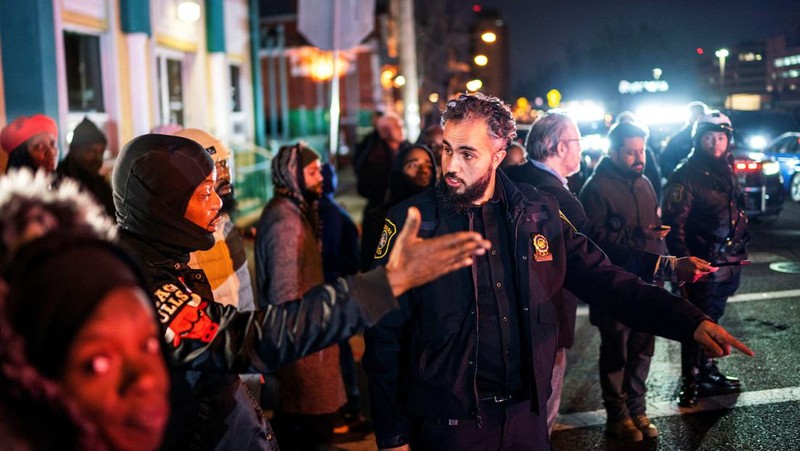 Petugas Polisi Newark berjaga di luar Masjid Muhammad-Newark menyusul penembakan Imam Hassan Sharif di Newark, New Jersey, AS, 3 Januari 2024. (REUTERS/Eduardo Munoz)