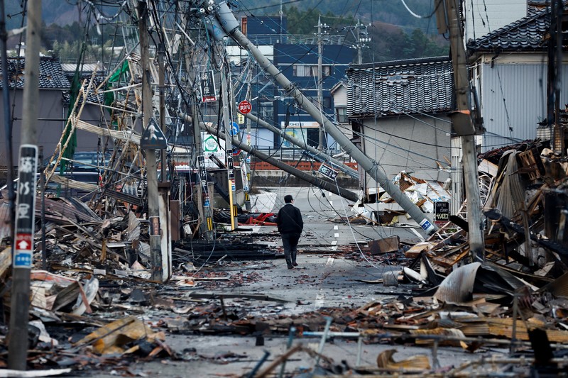 Seorang pria berjalan di sepanjang Jalan Asaichi-dori yang terbakar akibat gempa bumi, di Wajima, Jepang, 4 Januari 2024. Seorang pria berjalan di sepanjang Jalan Asaichi-dori yang terbakar akibat gempa bumi, di Wajima, Jepang, 4 Januari 2024. (REUTERS/Kim Kyung-Hoon)