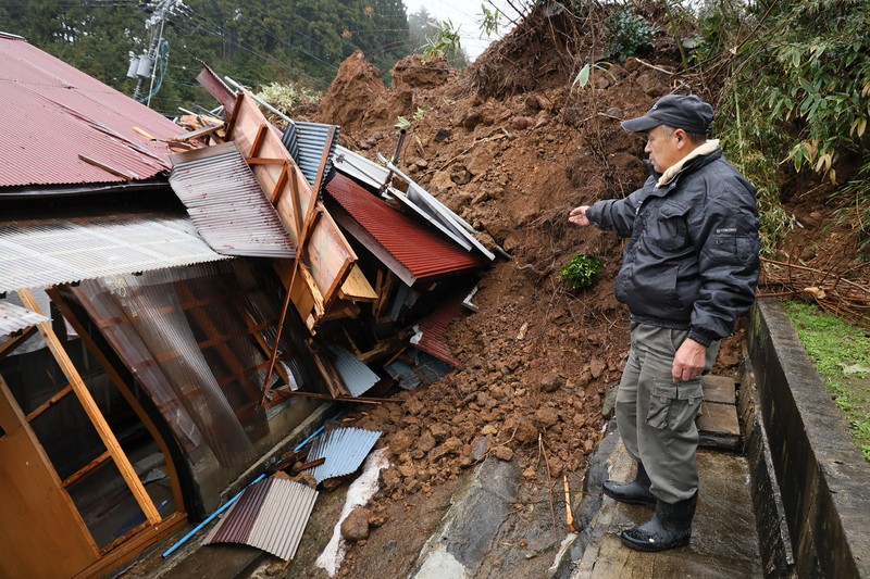 Penduduk setempat dievakuasi, dengan bantuan tentara Pasukan Bela Diri Jepang, dari daerah yang terisolasi akibat gempa bumi di Wajima, prefektur Ishikawa, Jepang 3 Januari 2024, dalam foto selebaran yang dirilis oleh Kantor Staf Gabungan Kementerian Pertahanan Jepang. Penduduk setempat dievakuasi, dengan bantuan tentara Pasukan Bela Diri Jepang, dari daerah yang terisolasi akibat gempa bumi di Wajima, prefektur Ishikawa, Jepang 3 Januari 2024, dalam foto selebaran yang dirilis oleh Kantor Staf Gabungan Kementerian Pertahanan Jepang. (Kantor Staf Gabungan Kementerian Pertahanan Jepang/HANDOUT via REUTERS)