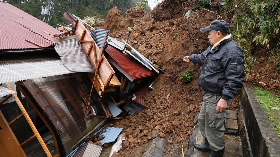 Penduduk setempat dievakuasi, dengan bantuan tentara Pasukan Bela Diri Jepang, dari daerah yang terisolasi akibat gempa bumi di Wajima, prefektur Ishikawa, Jepang 3 Januari 2024, dalam foto selebaran yang dirilis oleh Kantor Staf Gabungan Kementerian Pertahanan Jepang. (Kantor Staf Gabungan Kementerian Pertahanan Jepang/HANDOUT via REUTERS)