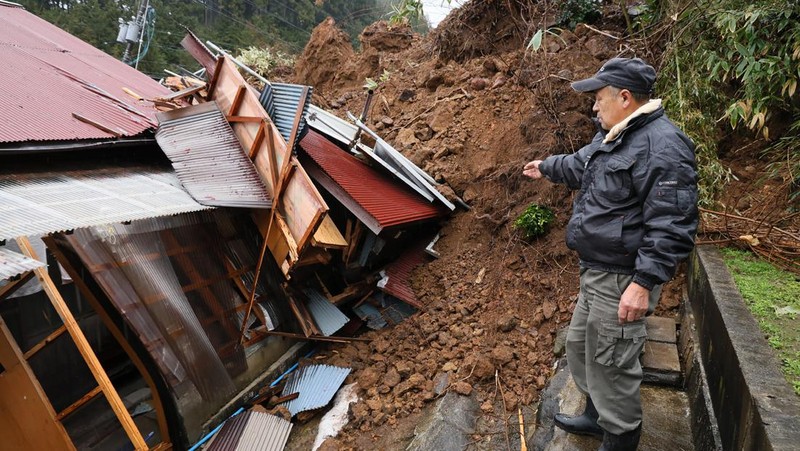 Penduduk setempat dievakuasi, dengan bantuan tentara Pasukan Bela Diri Jepang, dari daerah yang terisolasi akibat gempa bumi di Wajima, prefektur Ishikawa, Jepang 3 Januari 2024, dalam foto selebaran yang dirilis oleh Kantor Staf Gabungan Kementerian Pertahanan Jepang. (Kantor Staf Gabungan Kementerian Pertahanan Jepang/HANDOUT via REUTERS)