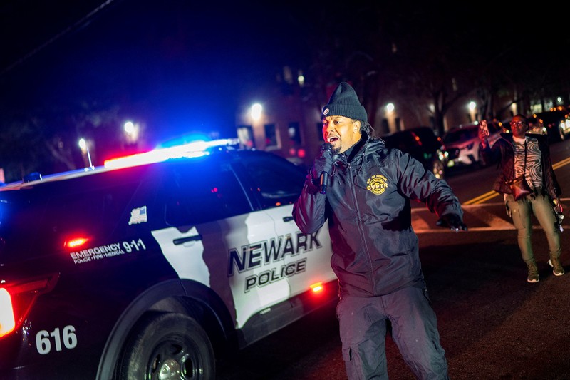 Petugas Polisi Newark berjaga di luar Masjid Muhammad-Newark menyusul penembakan Imam Hassan Sharif di Newark, New Jersey, AS, 3 Januari 2024. (REUTERS/Eduardo Munoz)