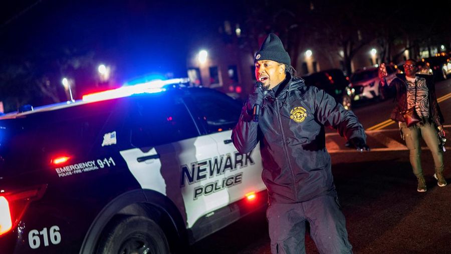 Petugas Polisi Newark berjaga di luar Masjid Muhammad-Newark menyusul penembakan Imam Hassan Sharif di Newark, New Jersey, AS, 3 Januari 2024. (REUTERS/Eduardo Munoz)