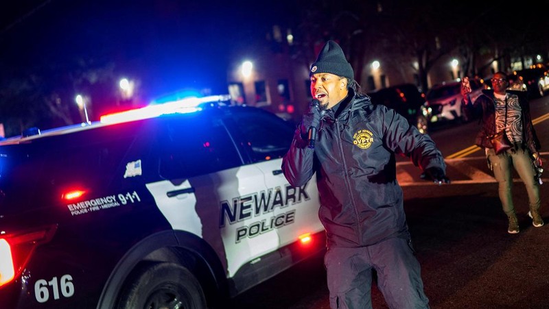 Petugas Polisi Newark berjaga di luar Masjid Muhammad-Newark menyusul penembakan Imam Hassan Sharif di Newark, New Jersey, AS, 3 Januari 2024. (REUTERS/Eduardo Munoz)