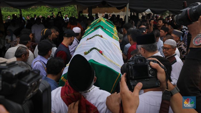 Suasana saat prosesi pemakaman ekonom senior Rizal Ramli di Tempat Pemakaman Umum (TPU) Jeruk Purut, Jakarta, Kamis (4/1/2023). (CNBC Indonesia/Faisal Rahman)