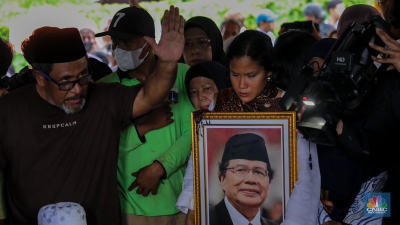 Suasana saat prosesi pemakaman ekonom senior Rizal Ramli di Tempat Pemakaman Umum (TPU) Jeruk Purut, Jakarta, Kamis (4/1/2023). Suasana saat prosesi pemakaman ekonom senior Rizal Ramli di Tempat Pemakaman Umum (TPU) Jeruk Purut, Jakarta, Kamis (4/1/2023). (CNBC Indonesia/Faisal Rahman)
