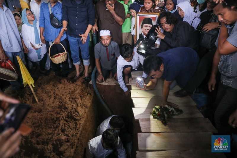 Suasana saat prosesi pemakaman ekonom senior Rizal Ramli di Tempat Pemakaman Umum (TPU) Jeruk Purut, Jakarta, Kamis (4/1/2023). Suasana saat prosesi pemakaman ekonom senior Rizal Ramli di Tempat Pemakaman Umum (TPU) Jeruk Purut, Jakarta, Kamis (4/1/2023). (CNBC Indonesia/Faisal Rahman)