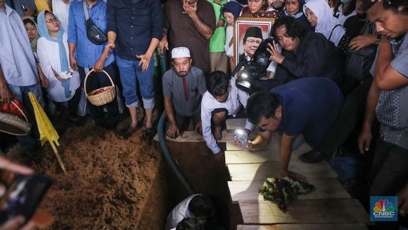 Suasana saat prosesi pemakaman ekonom senior Rizal Ramli di Tempat Pemakaman Umum (TPU) Jeruk Purut, Jakarta, Kamis (4/1/2023). (CNBC Indonesia/Faisal Rahman)