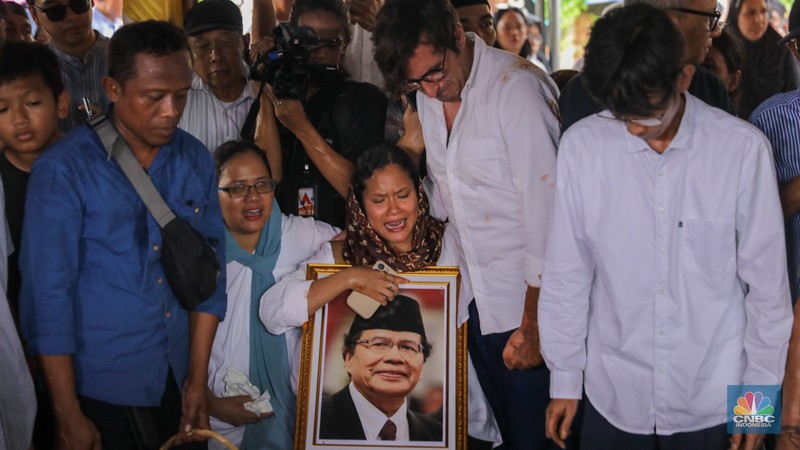 Suasana saat prosesi pemakaman ekonom senior Rizal Ramli di Tempat Pemakaman Umum (TPU) Jeruk Purut, Jakarta, Kamis (4/1/2023). Suasana saat prosesi pemakaman ekonom senior Rizal Ramli di Tempat Pemakaman Umum (TPU) Jeruk Purut, Jakarta, Kamis (4/1/2023). (CNBC Indonesia/Faisal Rahman)