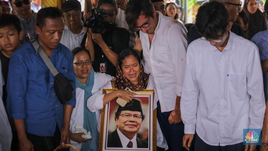 Suasana saat prosesi pemakaman ekonom senior Rizal Ramli di Tempat Pemakaman Umum (TPU) Jeruk Purut, Jakarta, Kamis (4/1/2023). (CNBC Indonesia/Faisal Rahman)