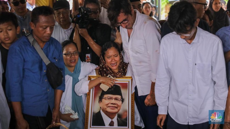 Suasana saat prosesi pemakaman ekonom senior Rizal Ramli di Tempat Pemakaman Umum (TPU) Jeruk Purut, Jakarta, Kamis (4/1/2023). (CNBC Indonesia/Faisal Rahman)