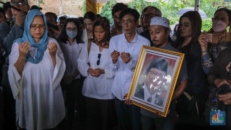 Suasana saat prosesi pemakaman ekonom senior Rizal Ramli di Tempat Pemakaman Umum (TPU) Jeruk Purut, Jakarta, Kamis (4/1/2023). (CNBC Indonesia/Faisal Rahman)