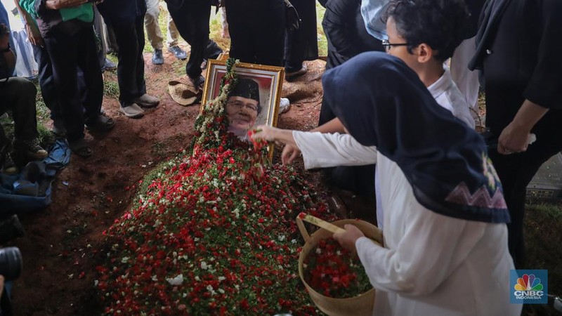 Suasana saat prosesi pemakaman ekonom senior Rizal Ramli di Tempat Pemakaman Umum (TPU) Jeruk Purut, Jakarta, Kamis (4/1/2023). (CNBC Indonesia/Faisal Rahman)
