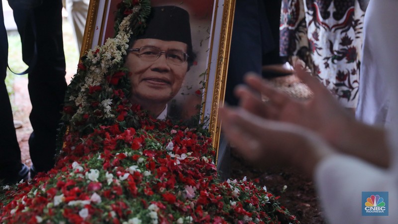 Suasana saat prosesi pemakaman ekonom senior Rizal Ramli di Tempat Pemakaman Umum (TPU) Jeruk Purut, Jakarta, Kamis (4/1/2023). Suasana saat prosesi pemakaman ekonom senior Rizal Ramli di Tempat Pemakaman Umum (TPU) Jeruk Purut, Jakarta, Kamis (4/1/2023). (CNBC Indonesia/Faisal Rahman)