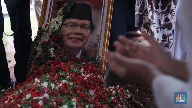 Suasana saat prosesi pemakaman ekonom senior Rizal Ramli di Tempat Pemakaman Umum (TPU) Jeruk Purut, Jakarta, Kamis (4/1/2023). (CNBC Indonesia/Faisal Rahman)