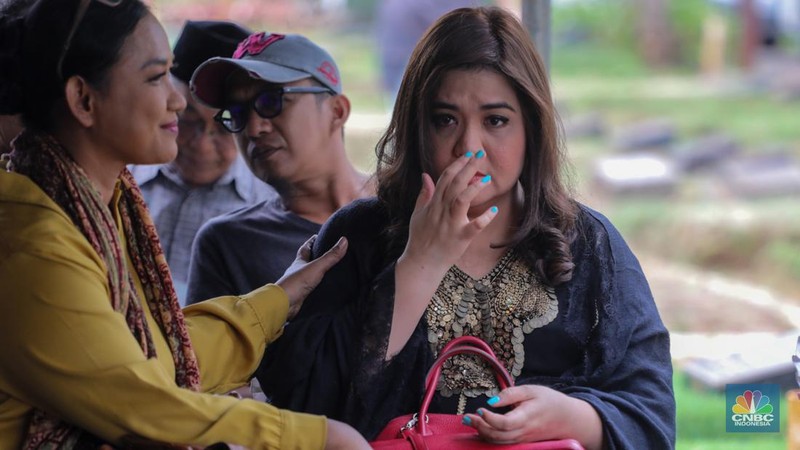 Suasana saat prosesi pemakaman ekonom senior Rizal Ramli di Tempat Pemakaman Umum (TPU) Jeruk Purut, Jakarta, Kamis (4/1/2023). (CNBC Indonesia/Faisal Rahman)