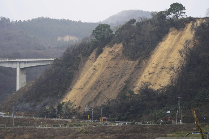 Penduduk setempat dievakuasi, dengan bantuan tentara Pasukan Bela Diri Jepang, dari daerah yang terisolasi akibat gempa bumi di Wajima, prefektur Ishikawa, Jepang 3 Januari 2024, dalam foto selebaran yang dirilis oleh Kantor Staf Gabungan Kementerian Pertahanan Jepang. Penduduk setempat dievakuasi, dengan bantuan tentara Pasukan Bela Diri Jepang, dari daerah yang terisolasi akibat gempa bumi di Wajima, prefektur Ishikawa, Jepang 3 Januari 2024, dalam foto selebaran yang dirilis oleh Kantor Staf Gabungan Kementerian Pertahanan Jepang. (Kantor Staf Gabungan Kementerian Pertahanan Jepang/HANDOUT via REUTERS)