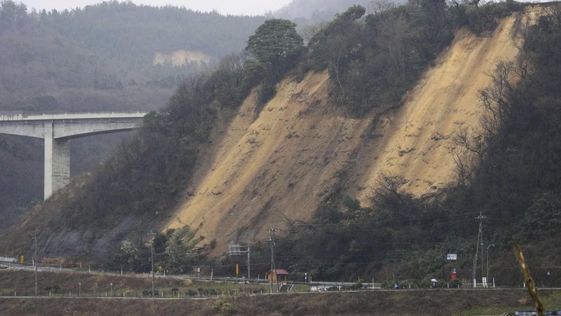 Penduduk setempat dievakuasi, dengan bantuan tentara Pasukan Bela Diri Jepang, dari daerah yang terisolasi akibat gempa bumi di Wajima, prefektur Ishikawa, Jepang 3 Januari 2024, dalam foto selebaran yang dirilis oleh Kantor Staf Gabungan Kementerian Pertahanan Jepang. (Kantor Staf Gabungan Kementerian Pertahanan Jepang/HANDOUT via REUTERS)