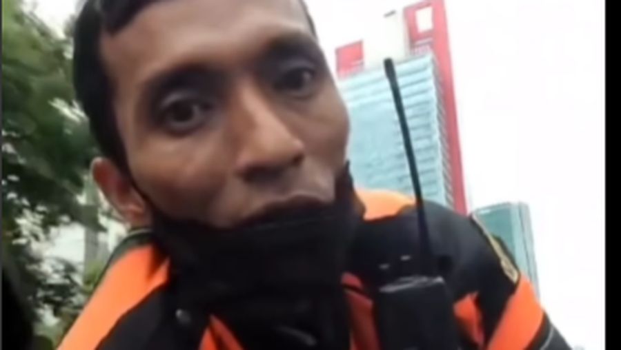 Viral Petugas Dishub Naik di Kap Mobil. (Ist)