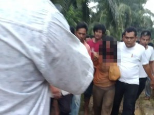 Emak-emak yang Bunuh Tetangga di Madina Babak Belur Dihajar Warga