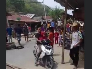 Warga di Bima Blokade Jalan Tuntut Paman Pemerkosa Keponakan Ditangkap