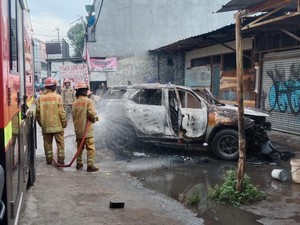 Diduga Akibat Korsleting, Mobil Terbakar di Gunungputri Bogor