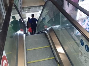 Duh! Eskalator Arah Turun di Halte Velbak Sudah Lama Tak Beroperasi