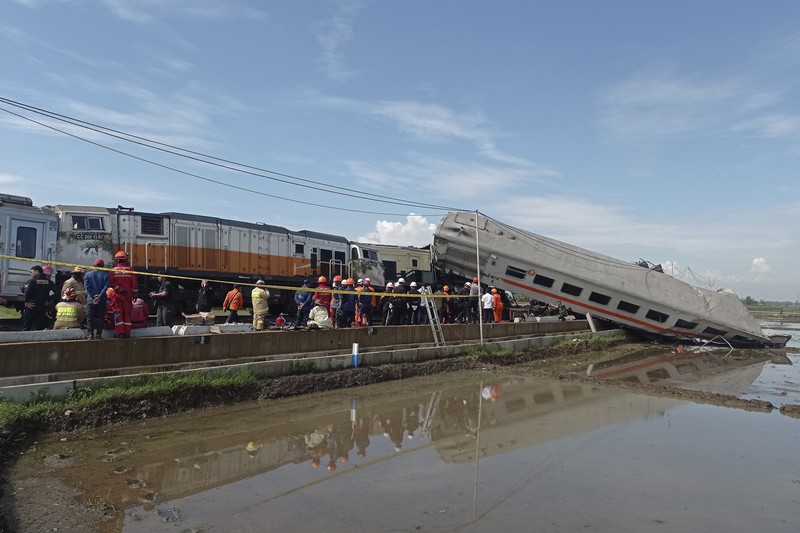 Indonesia Train Crash Rescuers inspect the wreckage of trains after a collision in Cicalengka, West Java, Indonesia, Friday, Jan. 5, 2024. The two trains collided on Indonesia's main island of Java on Friday, causing several carriages to buckle and overturn and killing a number of people, officials said. (AP Photo/Abdan Syakura)