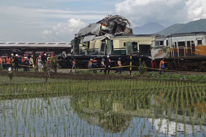 Indonesia Train Crash Tim penyelamat berjalan di dekat puing-puing kereta api setelah tabrakan di Cicalengka, Jawa Barat, Indonesia, Jumat, 5 Januari 2024. Kedua kereta itu bertabrakan di pulau utama Indonesia, Jawa, pada hari Jumat, menyebabkan beberapa gerbong tertekuk dan terbalik. (AP Photo/Abdan Syakura)