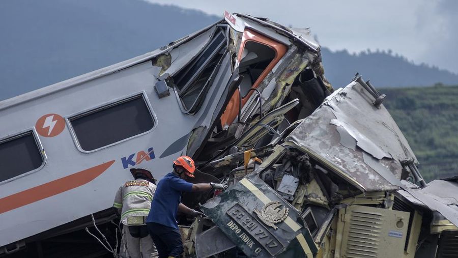 Tabrakan kereta antara kereta lokal Commuter Line Bandung Raya dengan KA Turangga. (AP Photo/Abdan Syakura). (AP Photo/Abdan Syakura)