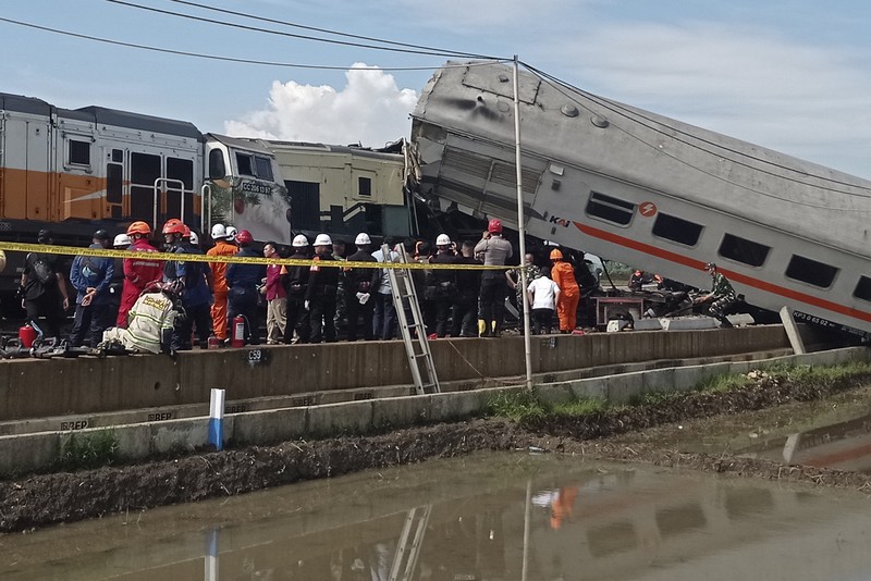 Indonesia Train Crash Rescuers inspect the wreckage of trains after a collision in Cicalengka, West Java, Indonesia, Friday, Jan. 5, 2024. The two trains collided on Indonesia's main island of Java on Friday, causing several carriages to buckle and overturn and killing a number of people, officials said. (AP Photo/Abdan Syakura)