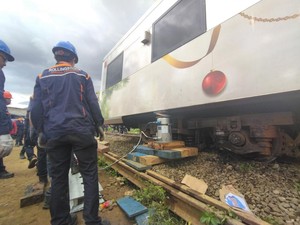 Kereta Turangga vs KA Lokal Bandung Raya, 14 Gerbong Berhasil Dievakuasi