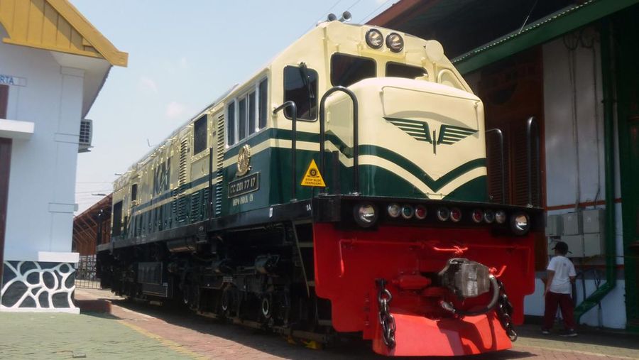 Lokomotif CC201 77 17 berbalut Livery Vintage penarik KA CL Bandung Raya yang rusak parah akibat tabrakan dengan KA Turangga/Dok: IRPS