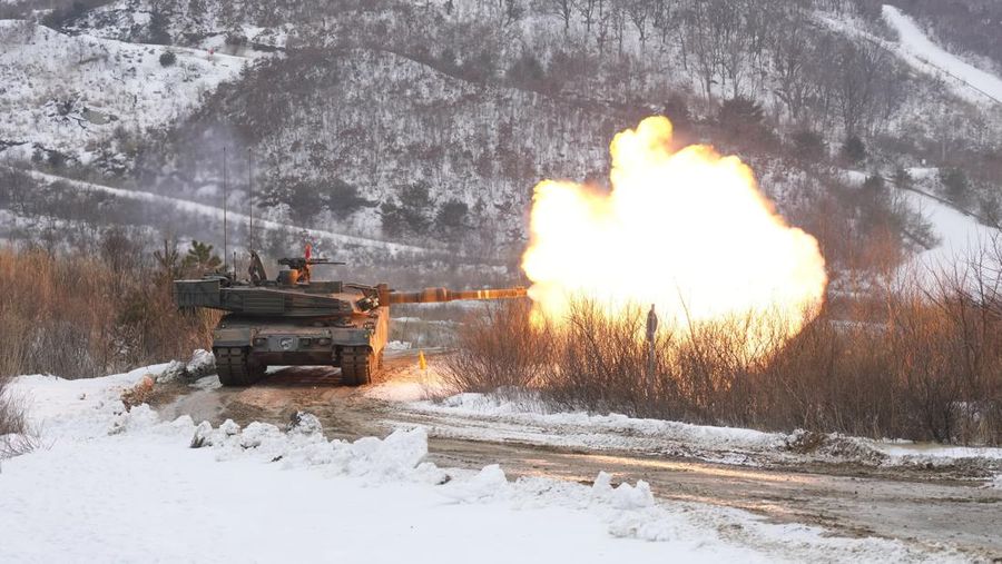 Militer Korea Selatan dan Amerika menggelar latihan tembak bersama. Mereka menampilkan lebih dari 100 peralatan militer seperti tank K1A2 Korea Selatan dan jet A-10 Amerika. (AP Photo/Lee Jin-man)